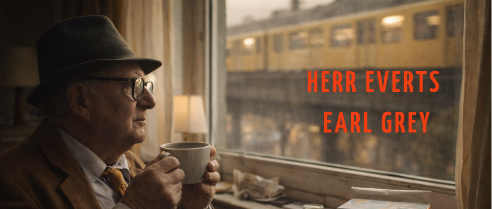 Mann beim Earl Grey Tee trinken mit Blick auf Berliner Hochbahn