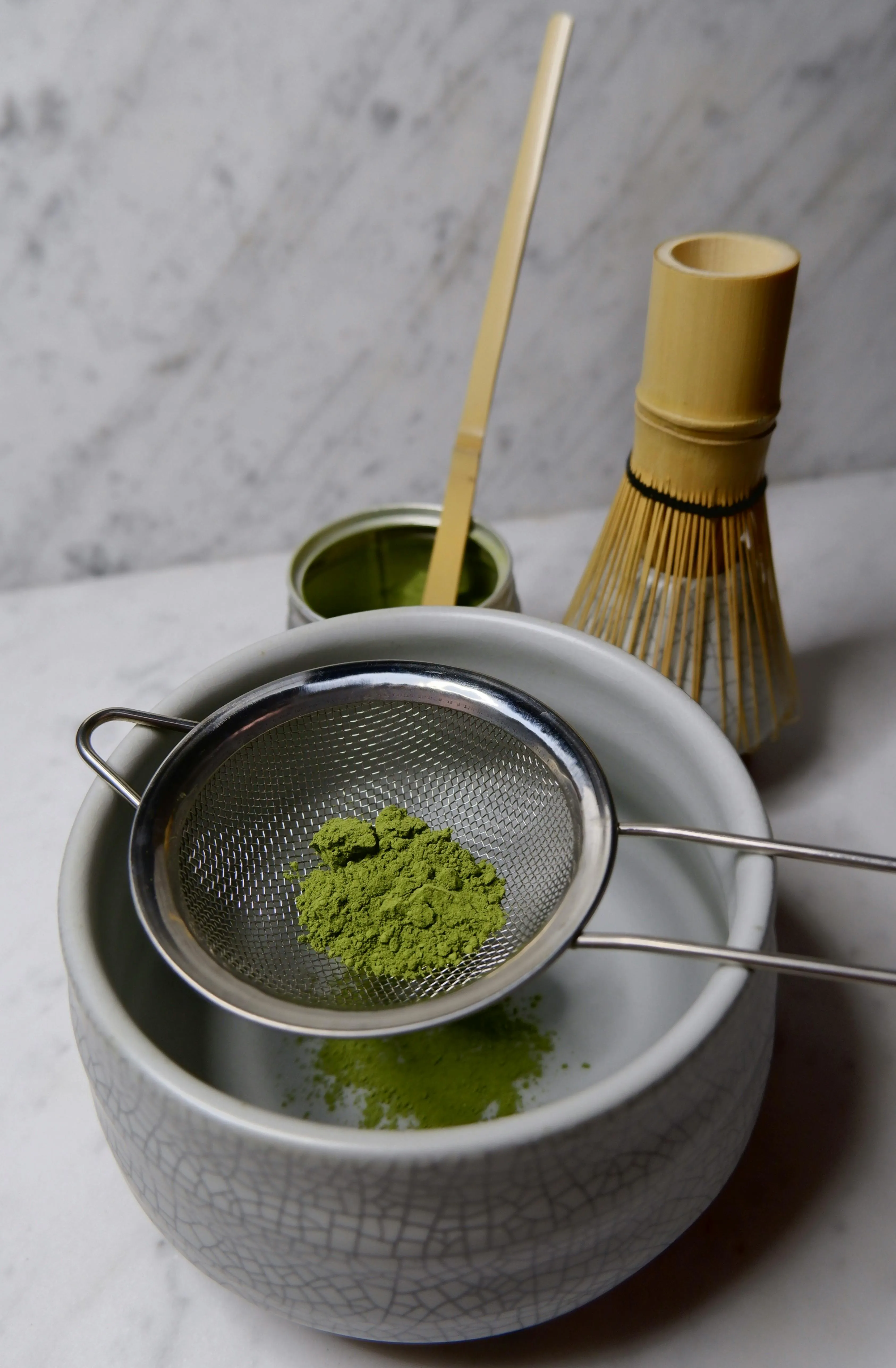 Matcha Zubereitung mit Sieb und Matchabesen