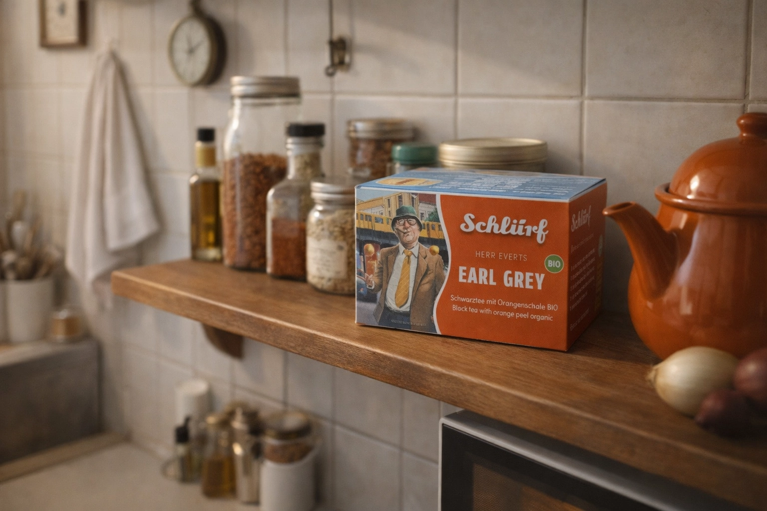 Küchenzeile mit Schlürf Tee Verpackung