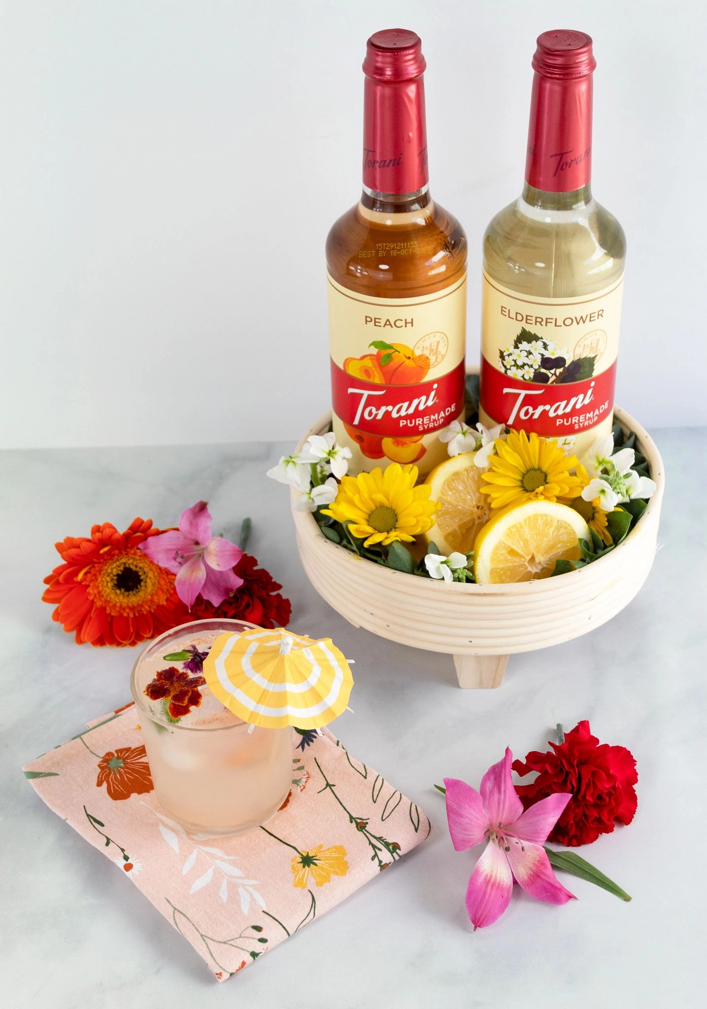 Torani Sirup und Eistee Variante mit Blumen und Zitronen für einen leckeren Geschmack