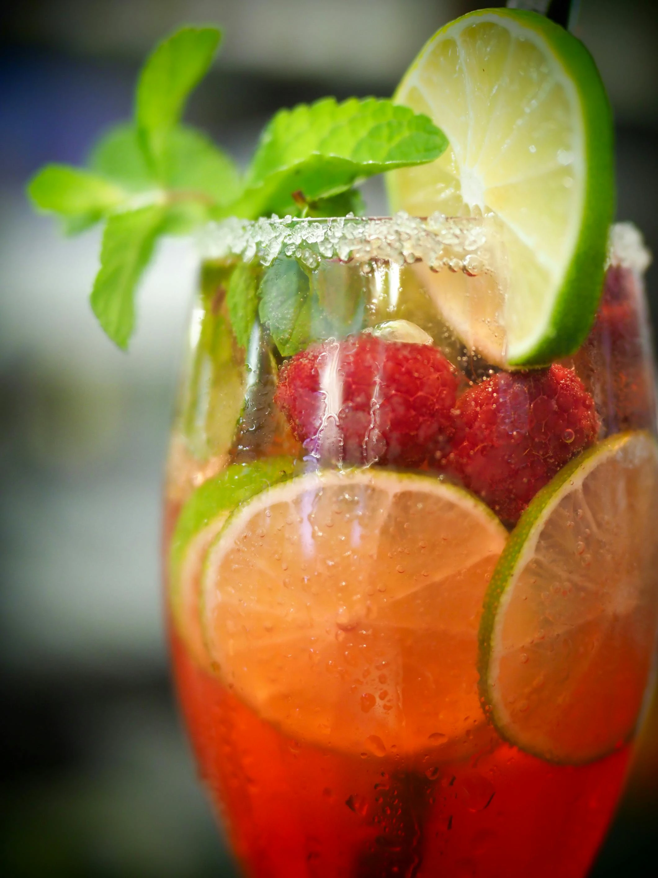 Eistee selbstgemacht mit Limetten und Himbeeren für ein erfrischendes Sommergetränk