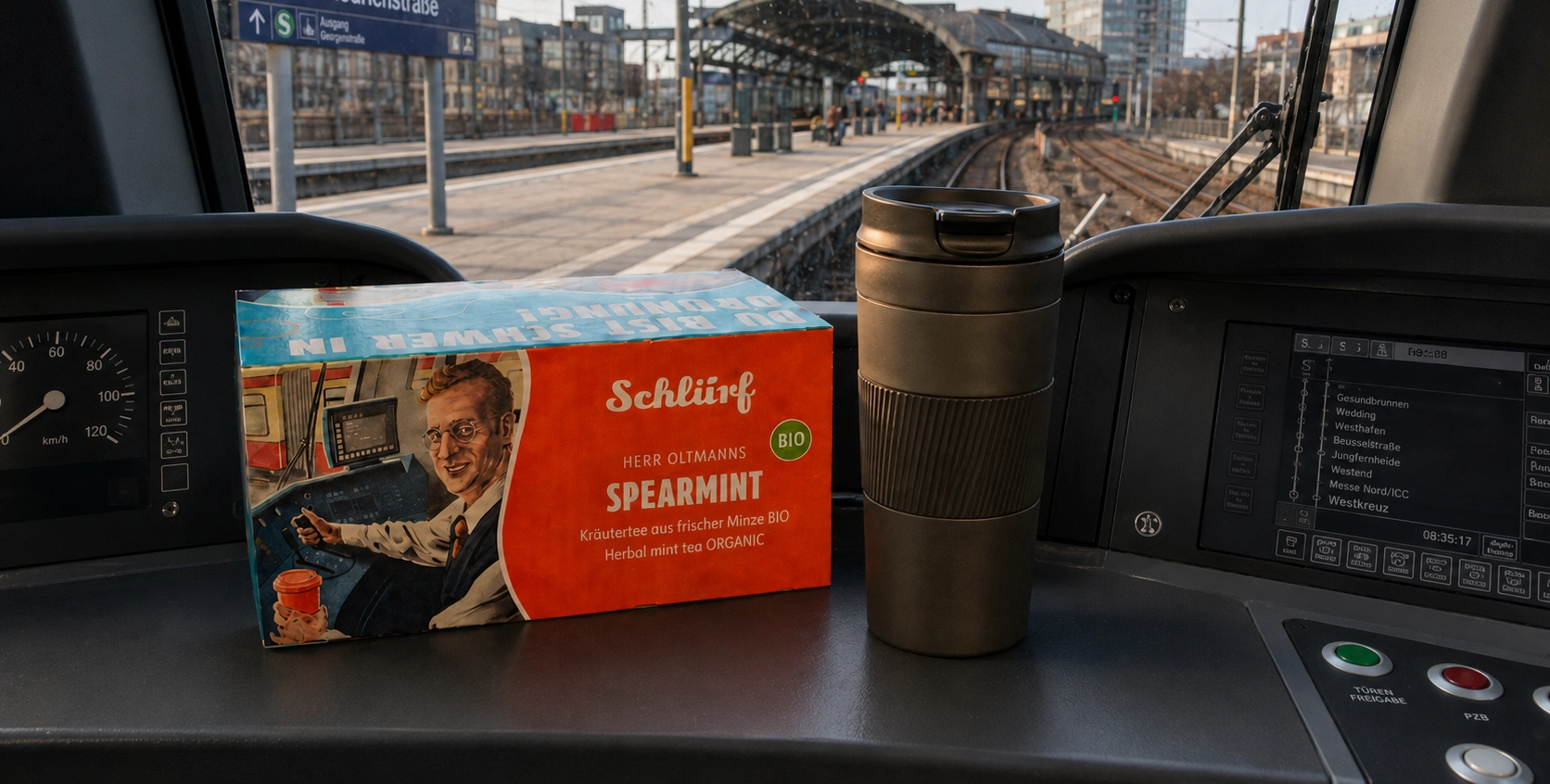 Herr Oltmanns Teeverpackung von Schlürf in einer Sbahn im Fahrerhäuschen