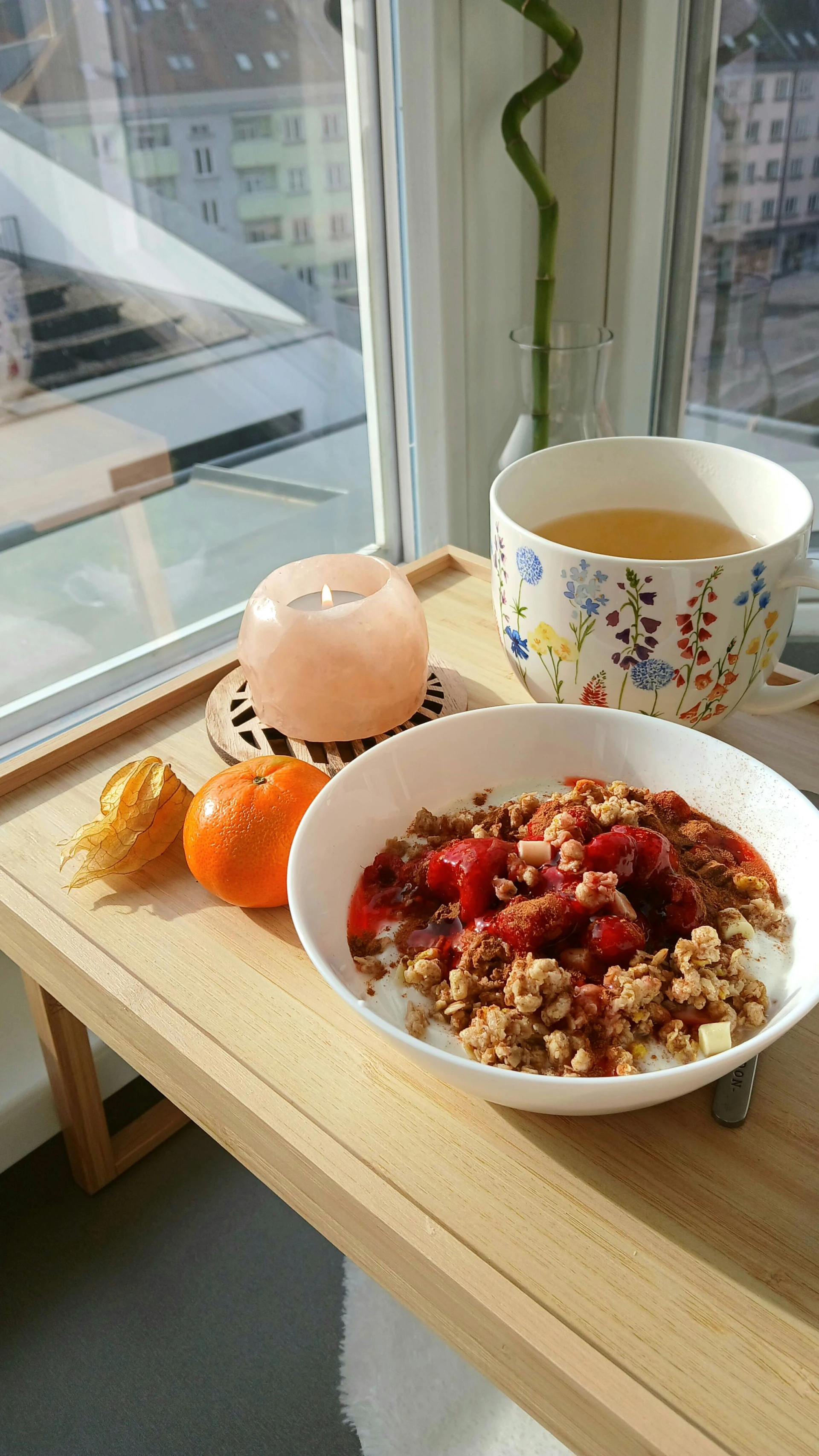 Teetasse beim Frühstück am Fenster bei Sonnenaufgang