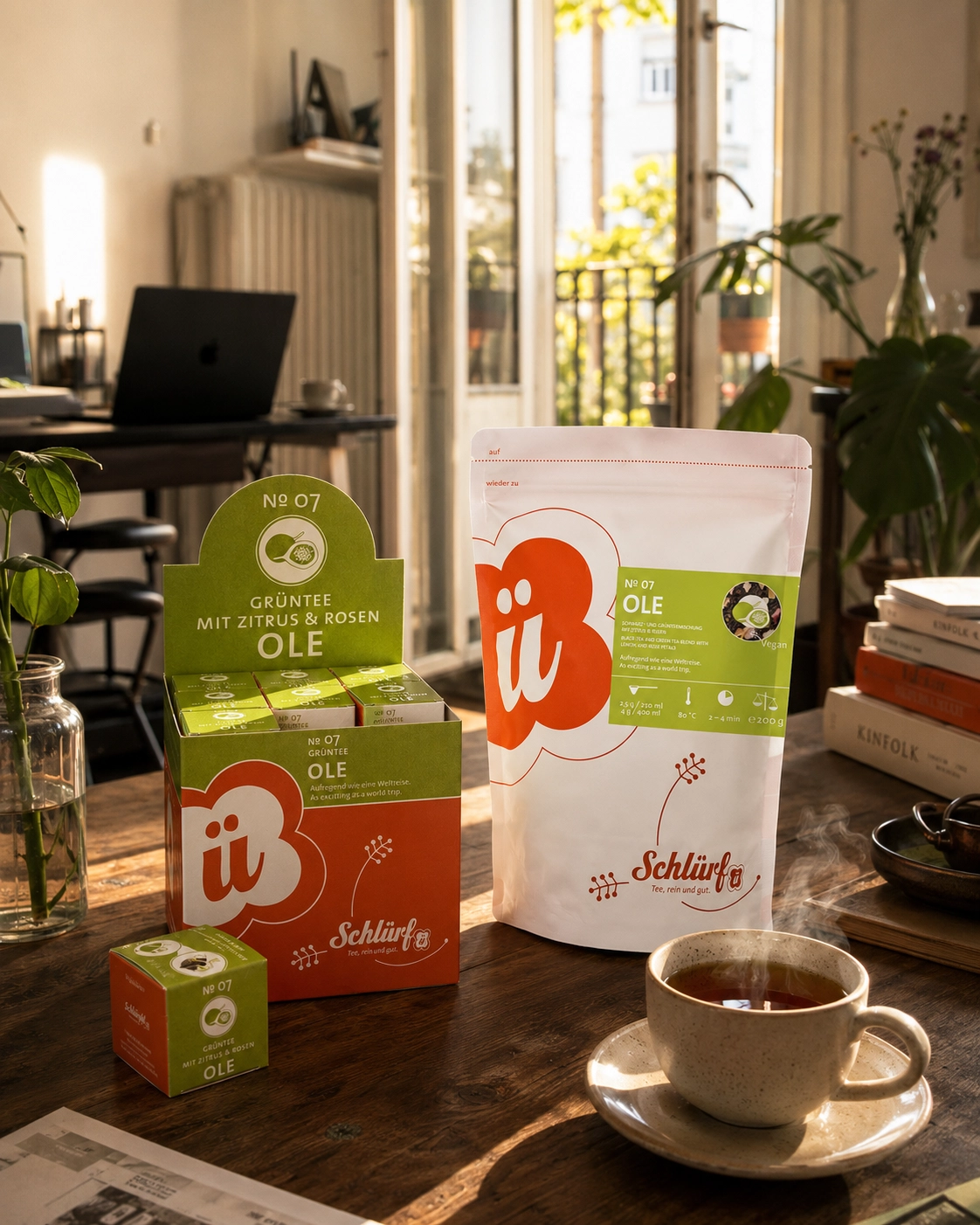 Teeverpackungen von Bio Tee Ole No 07 von Schlürf in einem gemütlichen Wohnzimmer beim Tee trinken