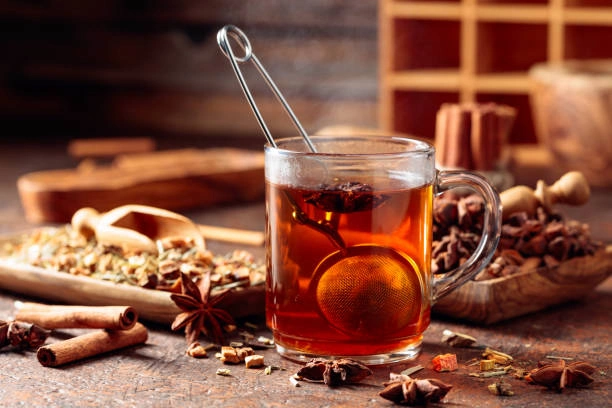 Teetasse zwischen Gewürzen