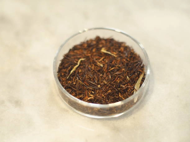 Rooibostee lose in Schale