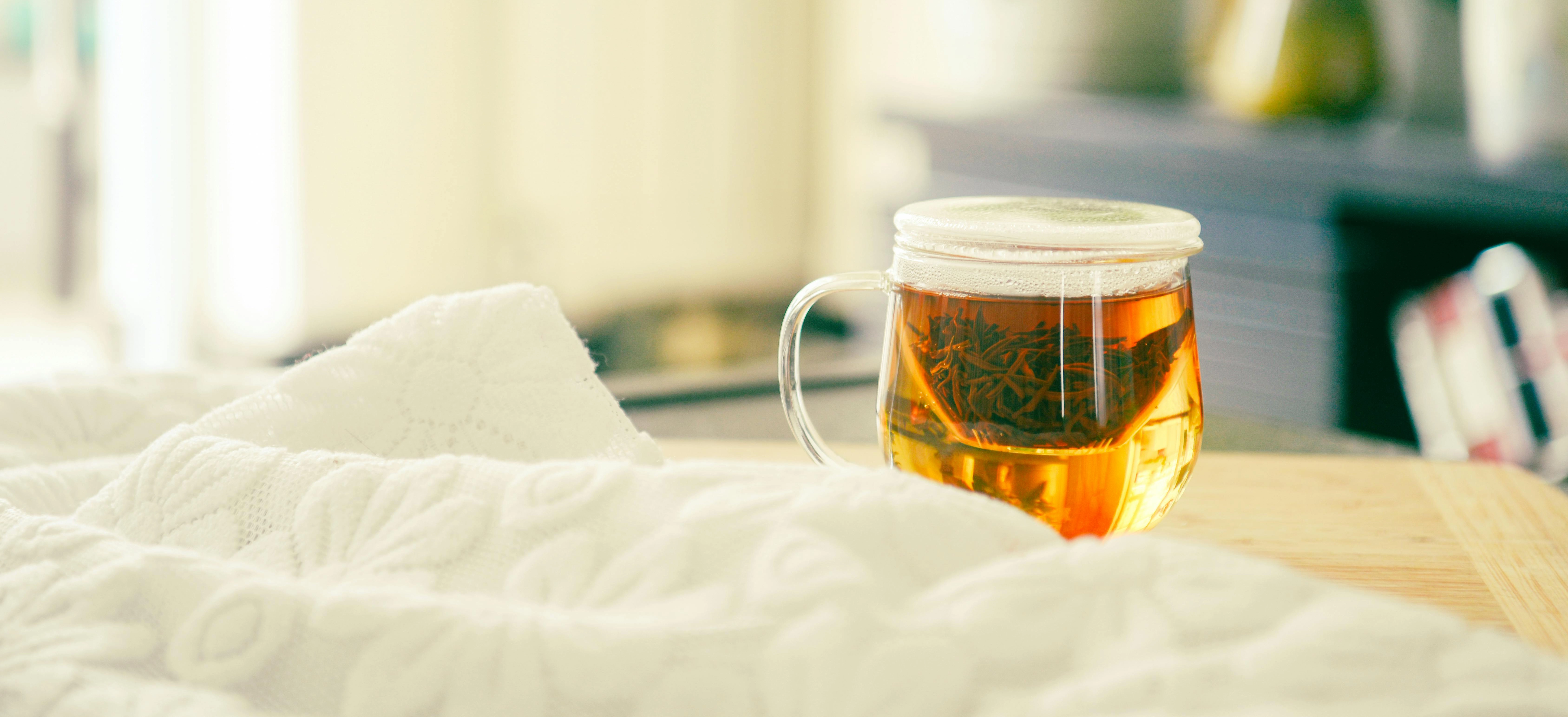Tee Glas in heller Wohnung mit losen Blättern