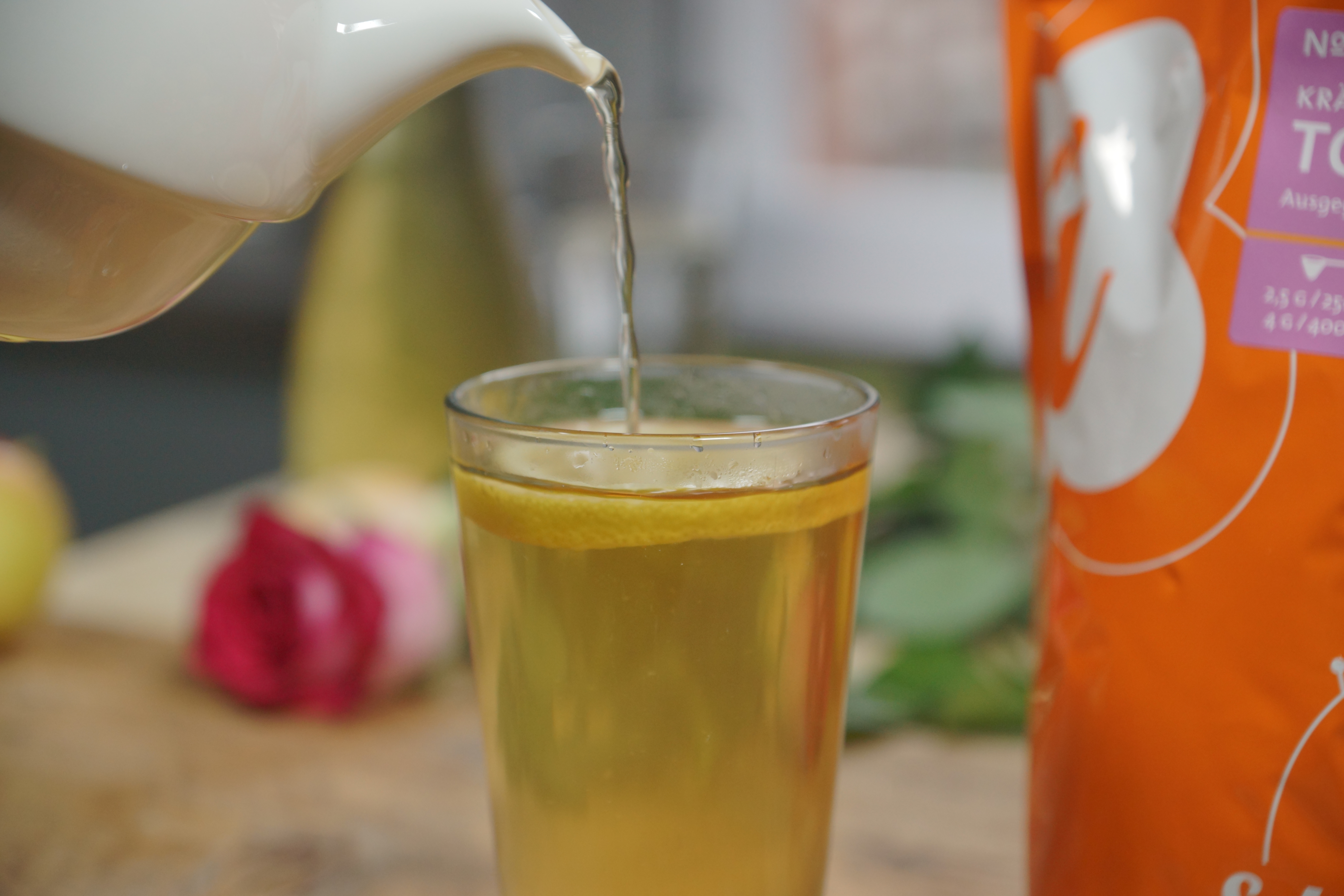 Schlürf Tee Eistee beim Eingießen mit Zitrone